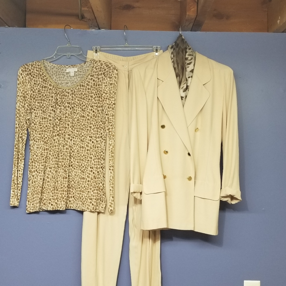 1980 Dani Max Cream colored (not yellow) Ladies Classic CEO Suit
